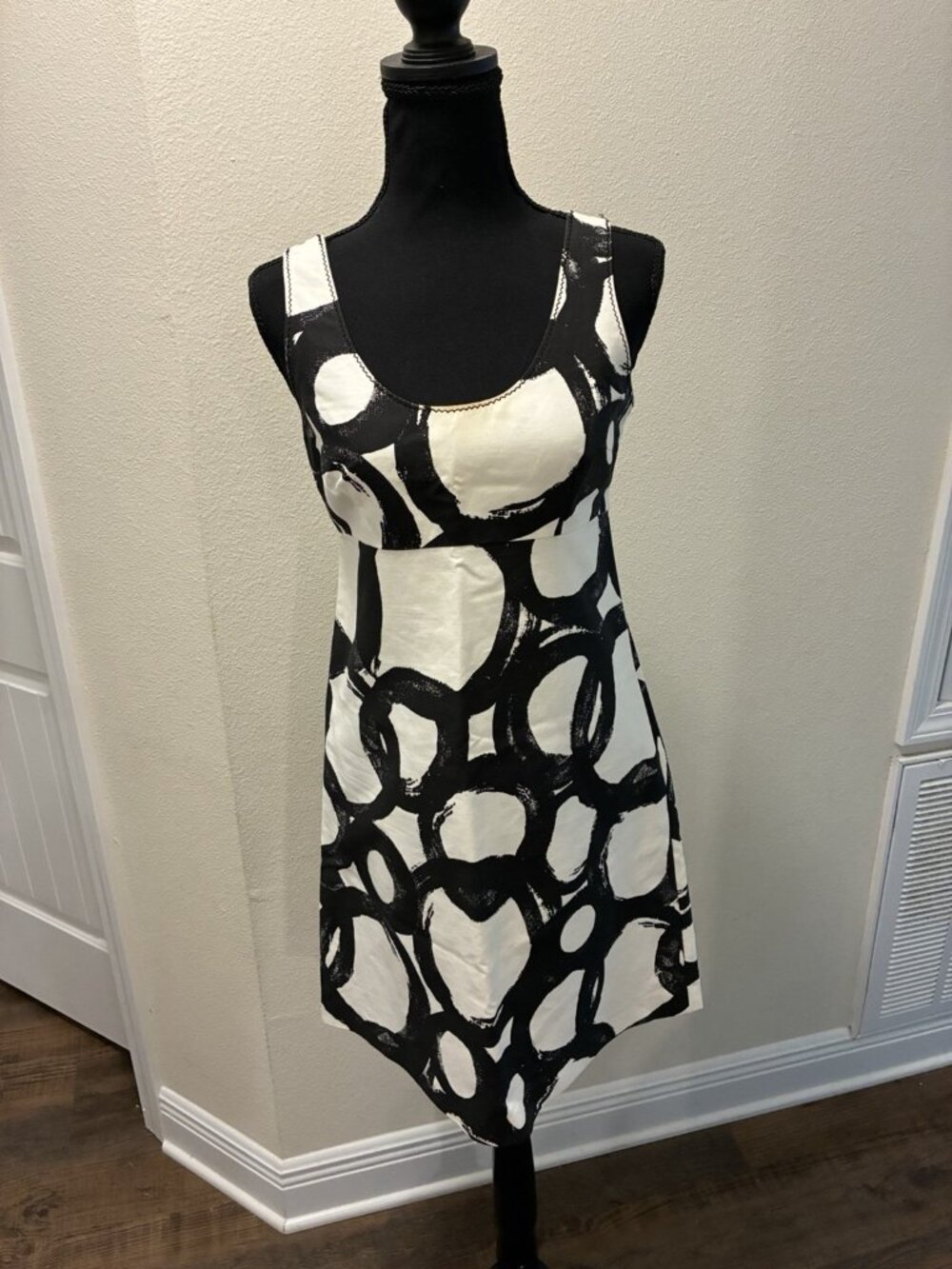 Vera Wang Lavender Lable Sleeveless Black/white Dress Size 2